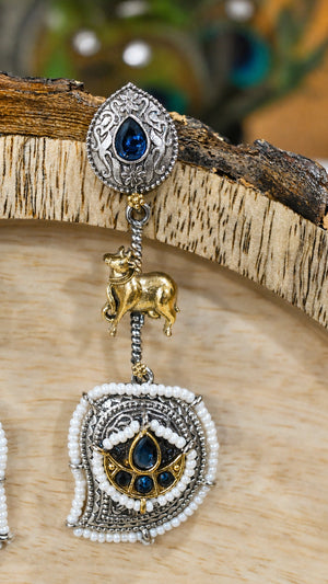 Alternate model view of navy pearl cow-motif chandelier earrings