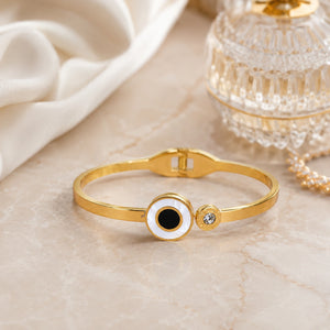 Alternate product view of the gold black-centre halo kada