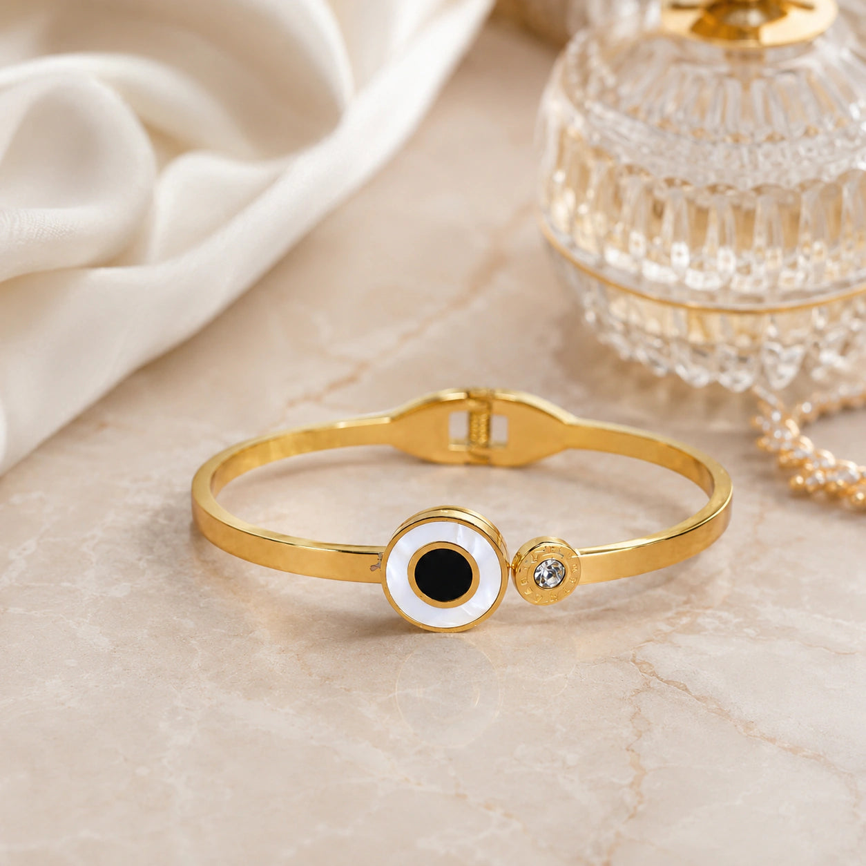 Alternate product view of the gold black-centre halo kada