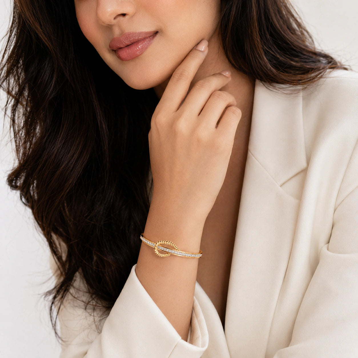 Angled view of the gold crystal leaf knot kada