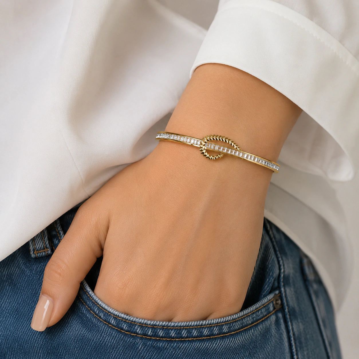 Side view of the gold crystal leaf knot kada