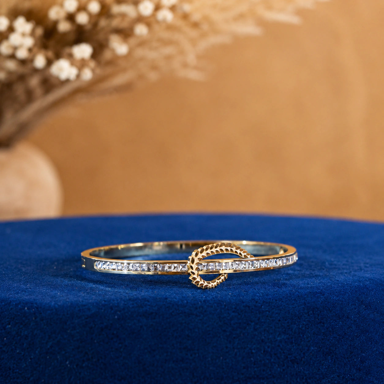 Top view of the gold crystal leaf knot kada
