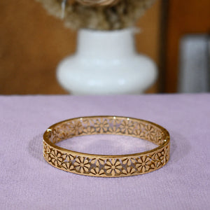 Top view of the gold floral openwork hinged kada