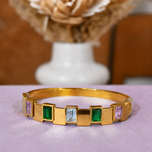 Alternate product view of the gold geometric crystal kada