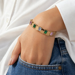 Side view of the gold geometric crystal kada