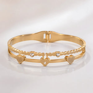 Close-up of heart crystals and scallop kada detailing