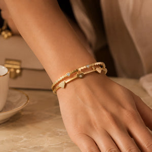 Side view of the gold heart crystal scallop kada