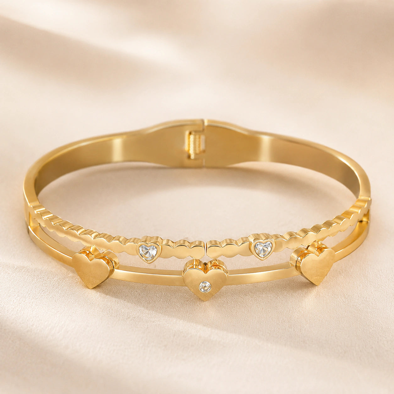 Top view of the gold heart crystal scallop kada