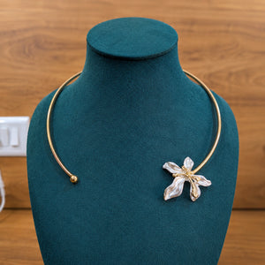 Alternate detail view of the pearl floral collar Hasali