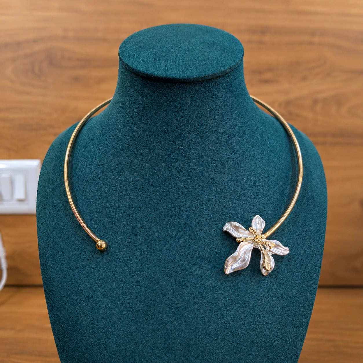 Alternate detail view of the pearl floral collar Hasali