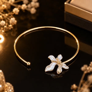 Alternate product view of the gold pearl floral collar Hasali