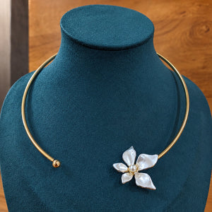 Alternate detail view of the pearl-white floral Hasali