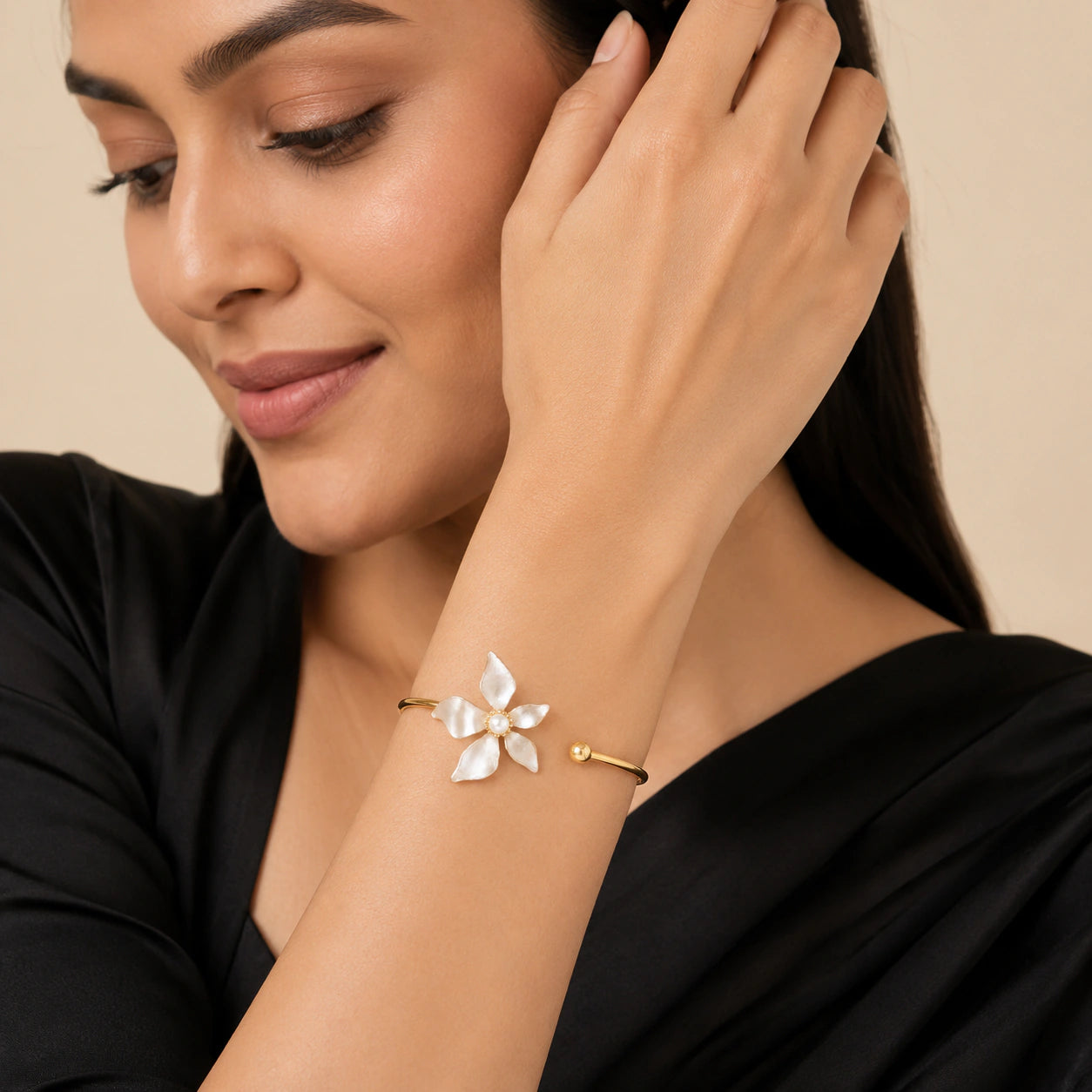 Alternate detail view of the pearly five-petal floral kada