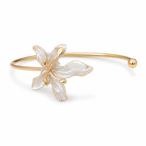 Open structure view of the gold pearly lily kada