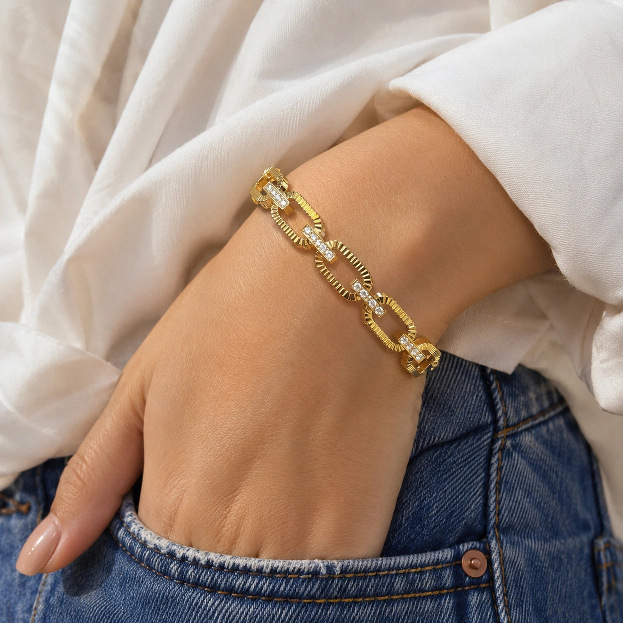 Top view of the gold ribbed oval-link bracelet