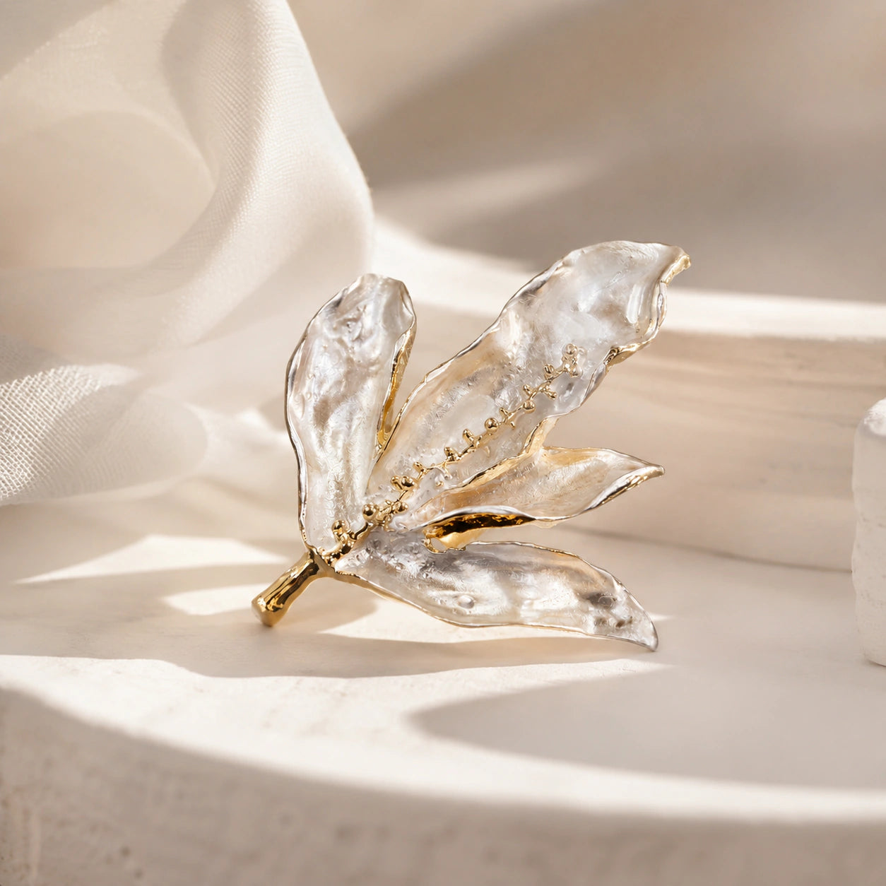 Side view of the pearl-white leaf vine ring