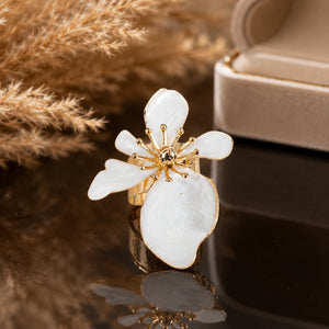 Angled view of the pearl-white marbled petal ring