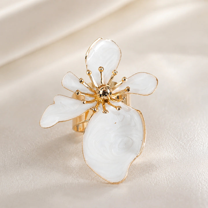 Pearl-white marbled petal statement ring