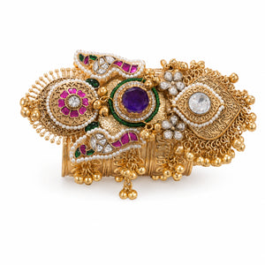 Detailed view of the handcrafted surface on the statement kada