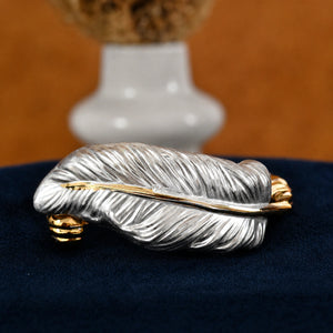 Side view of the two-tone engraved feather kada