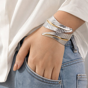 Angled view of the two-tone ribbon-leaf kada