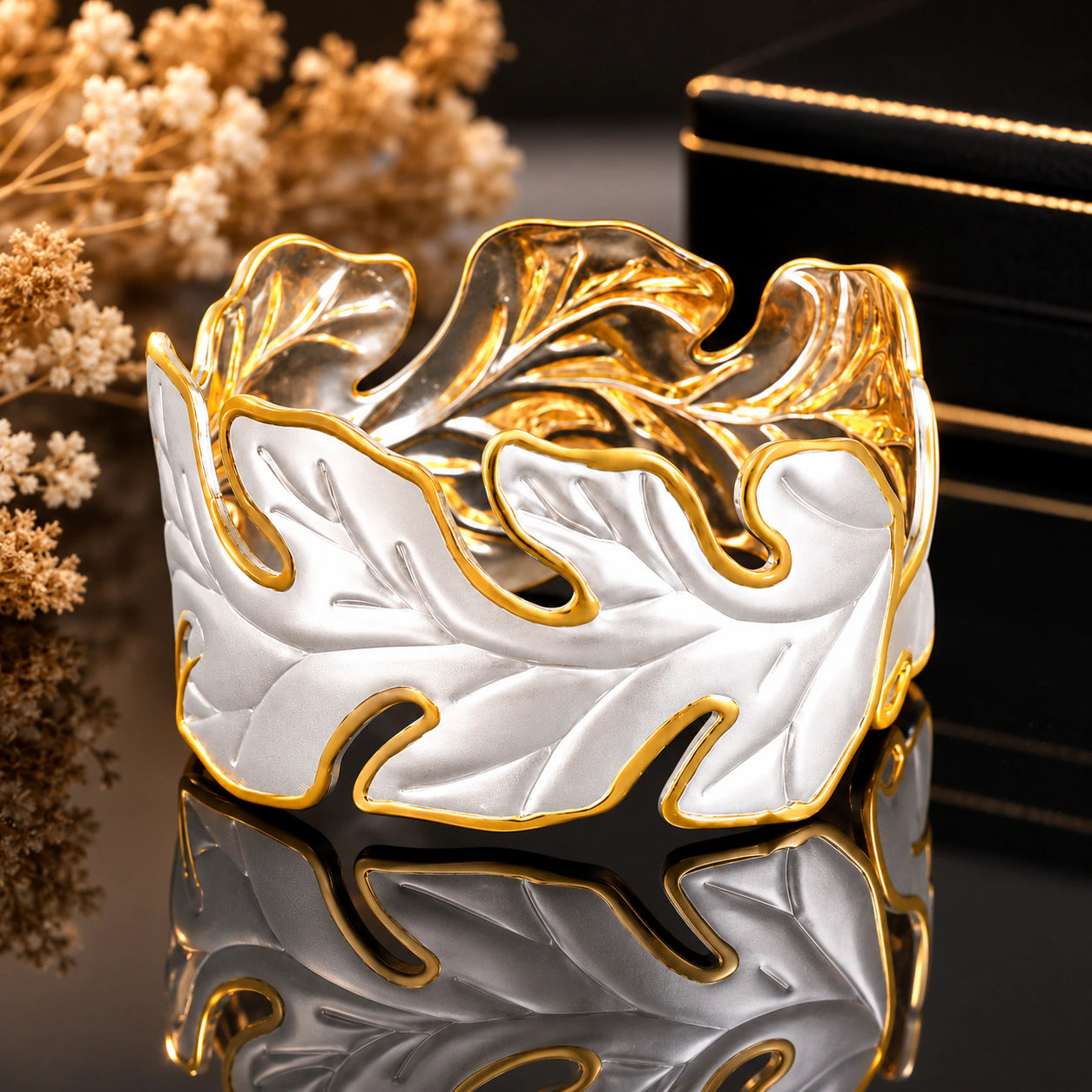 Open structure view of the two-tone leaf cutout kada