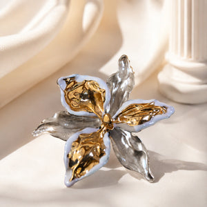 Side view of the white-edged two-tone floral ring